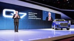New_audi_q7_-_prof._dr.-ing._ulrich_hackenberg_(member_of_the_board_of_management_of_audi_ag_for_technical_development)_beside_the_new_audi_q7
